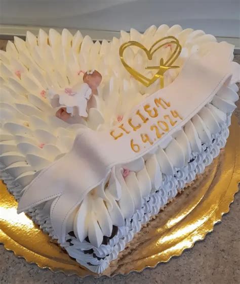 Tematické foto: Štvorcová torta na krst s jemnými dekoráciami a symbolikou