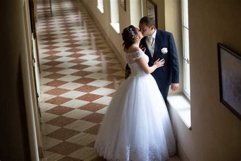 Archívna fotografia svadobných šiat alebo ilustračná snímka šťastného páru