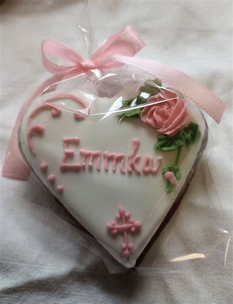 Detail keramického srdiečka pripevneného k hrnčeku.