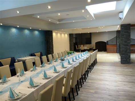 Rôzne typy priestorov na oslavu - interiér reštaurácie, záhrada, kultúrny dom