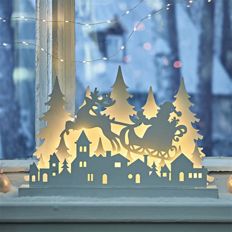 Zimná krajina s vianočnou tematikou a padajúcim snehom