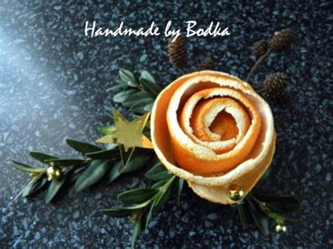 Návod na výrobu voňavých ružičiek z pomarančovej kôry.