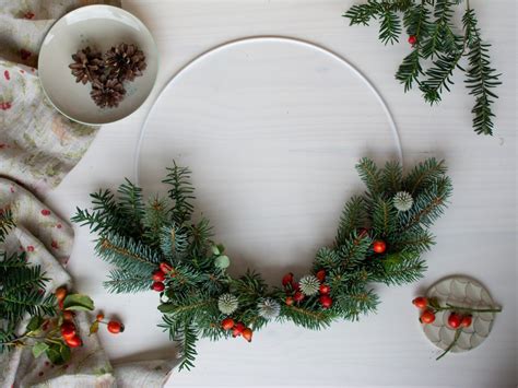 Schéma postupu pri výrobe vianočného venca z kartónu a prírodných materiálov.