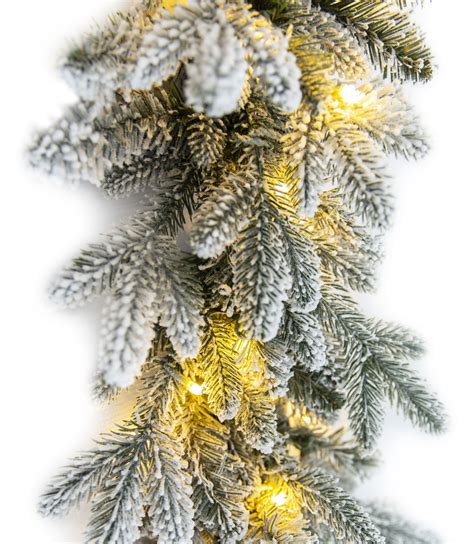 Vianočné stuhy a girlandy na stromčeku