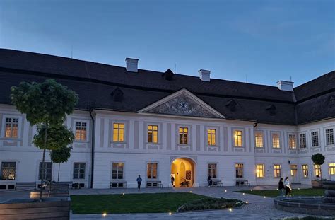 Pohľad na barokovo-klasicistický kaštieľ vo Svätom Antone a jeho nádvorie