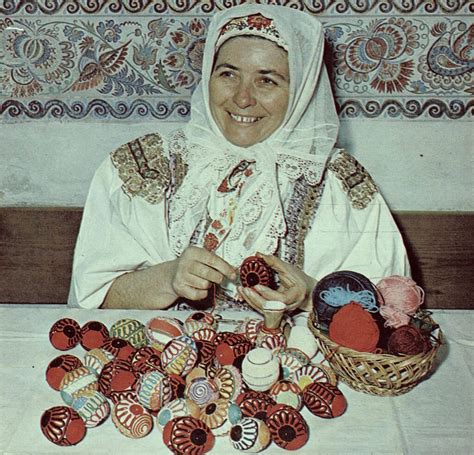 Tematická fotografia veľkonočného trhu s ručnými výrobkami a zdobenými vajíčkami
