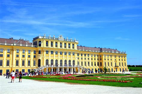 Fotografia zámku Schönbrunn s veľkonočným trhom