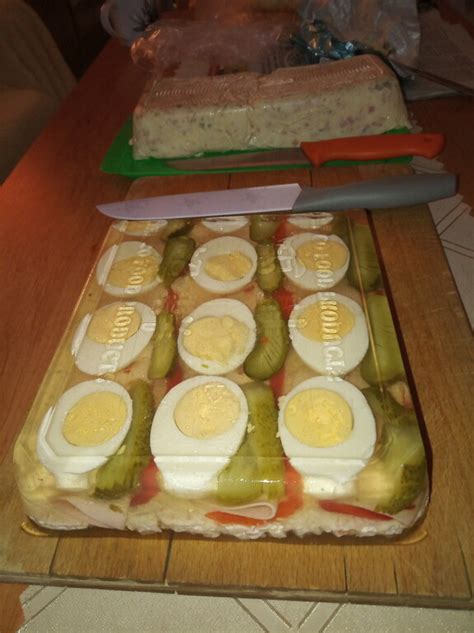 Rôzne veľkonočné pochúťky na stánku trhu