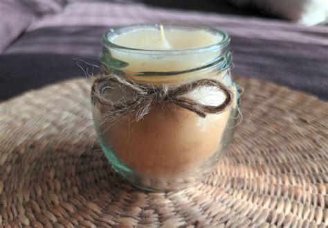 Ilustračná fotografia rôznych krstových sviečok s motívmi kalicha, kríža a holubice v rôznych farebných prevedeniach.