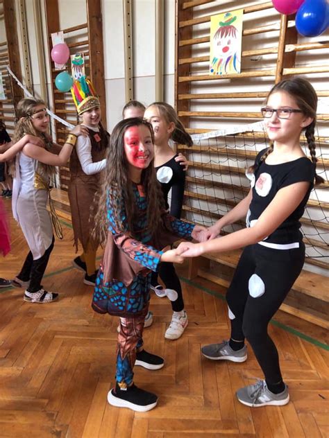 Tematické fotografie z karnevalu: žiaci v rôznych kostýmoch a maskách, tanec, zábava v školskej hale