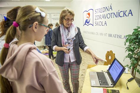 Fotografia zo Dňa otvorených dverí stredných škôl, žiaci prezerajúci si ponuky alebo rozprávajúci sa s poradcami