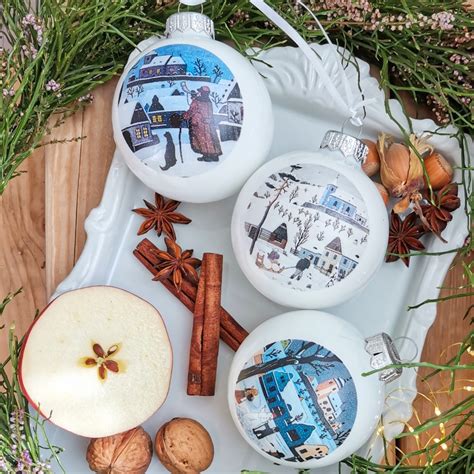 Ilustrácia medovníčkov a sušeného ovocia ako vianočných ozdôb.