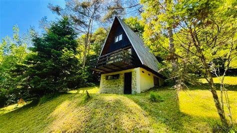 Vizualizácia zrekonštruovanej chaty Björnson s panoramatickým výhľadom na hory.