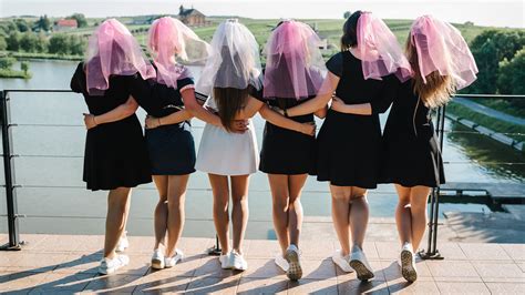 Ilustračné foto rozlúčky so slobodou (limuzína, závoj, balóny)