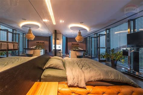 Tematické foto interiéru svadobnej stodoly alebo romantického hotela v Lozorne