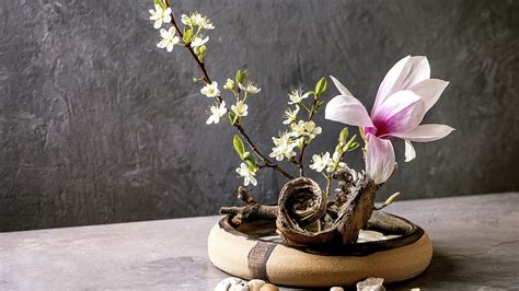 Stolná ikebana s motívmi sviečky, krížika a holubičky