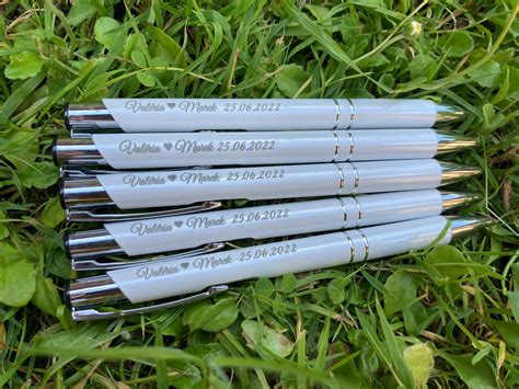 Ilustračné foto: úradné dokumenty, perá a svadobné prstene