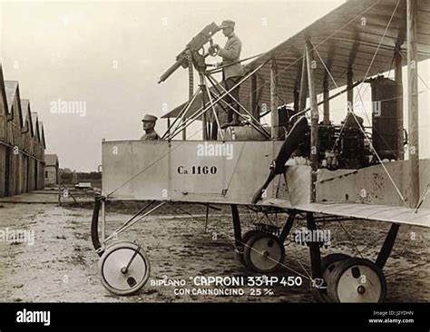 Fotografia havarovaného lietadla Caproni Ca.33 pri Ivanke pri Dunaji