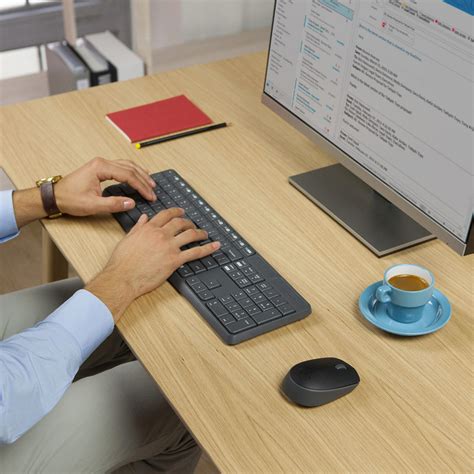 Ilustračná fotografia rôznych drevených počítačových doplnkov (klávesnica, myš) a elegantných drevených hodiniek