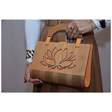 Drevená kabelka a detail dreveného rámu horského bicykla