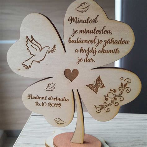 Ukážka rôznych personalizovaných drevených výrobkov s gravírovaným textom, obrázkami a fotografiami