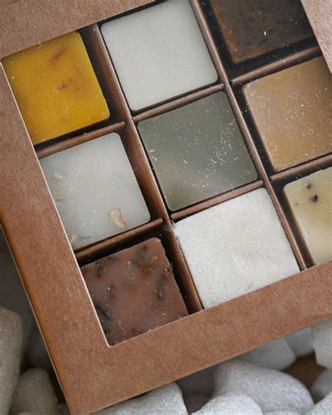 Ilustrácia rôznych ručne vyrábaných mydiel, levanduľového oleja a voňavých vrecúšok