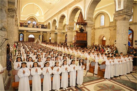 ilustračné foto detí pri prvom svätom prijímaní v kostole vo Veľkých Uherciach