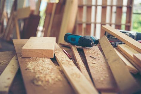 Rezbár pri práci s lipovým drevom