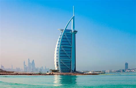 Fotografia z oslavy pri hoteli Burj Al Arab, kde Zuzana predviedla svoju postavu