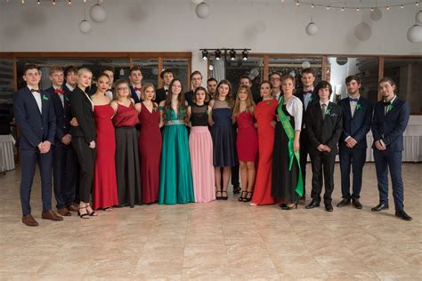 Tematické foto: stužková slávnosť, študenti a učitelia