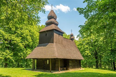 Tematické foto: Drevený Chrám Prenesenia ostatkov svätého Mikuláša v Ruskej Bystrej s okolitou prírodou