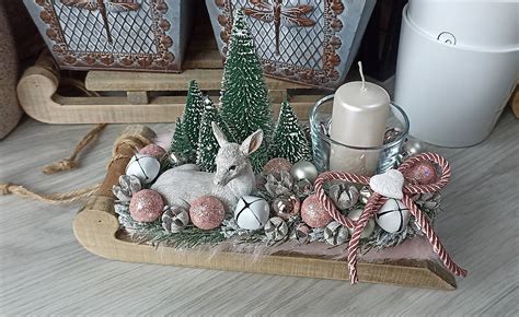 Finálny vianočný svietnik ozdobený šuškami, sušenými plodmi a sviečkou