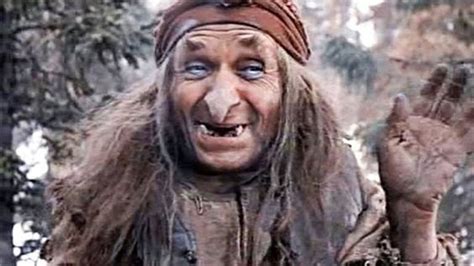 Georgij Milljar ako Baba Jaga z rozprávky Mrázik