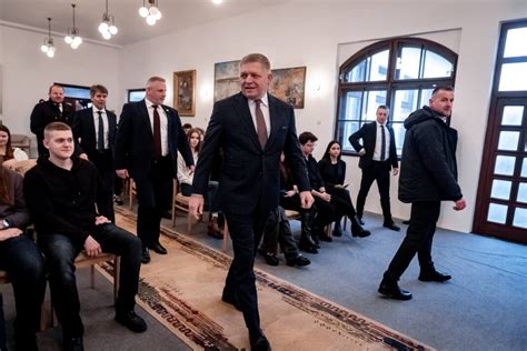 Tematické foto stužkovej slávnosti s mladými ľuďmi v elegantnom oblečení