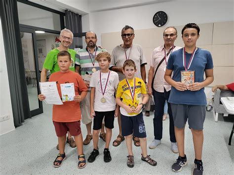 Študenti spoločne diskutujú a plánujú program na stužkovú