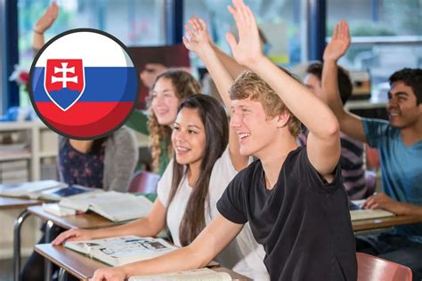 Študenti v talároch a parochňach parodujú súdne pojednávanie