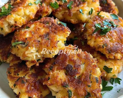 Smažené placky z rožkov s jarnou cibuľkou podávané s dipom