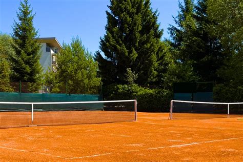 Ilustračné foto tenisových kurtov alebo adventure golfu