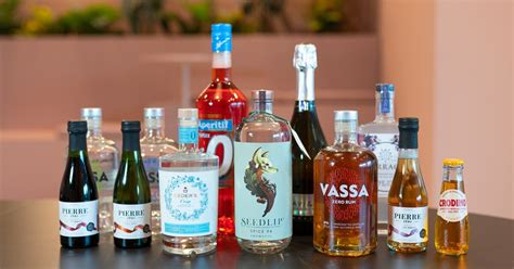 Fotka kolekcie kvalitných alkoholov (whisky/koňak/víno) v elegantnom prostredí