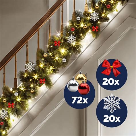 Vianočná výzdoba exteriéru s osvetlením a girlandami