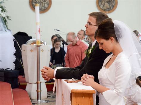 Rodičia s kňazom na predkrstnej náuke, rozhovor o význame krstu