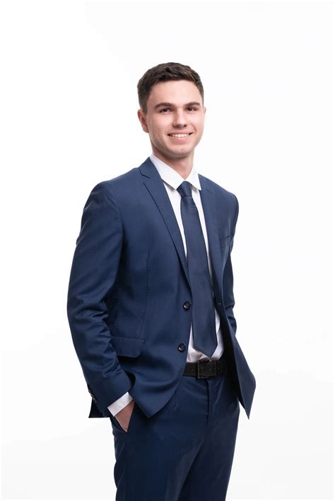 Tematické foto: muž v ľahkom letnom obleku na svadbe v exteriéri