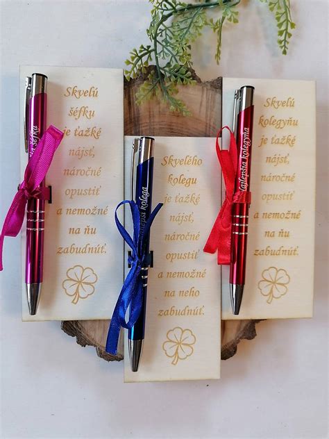 Usporiadaný pracovný stôl s gravírovaným perom, zápisníkom a kľúčmi ležiacimi na určenom mieste