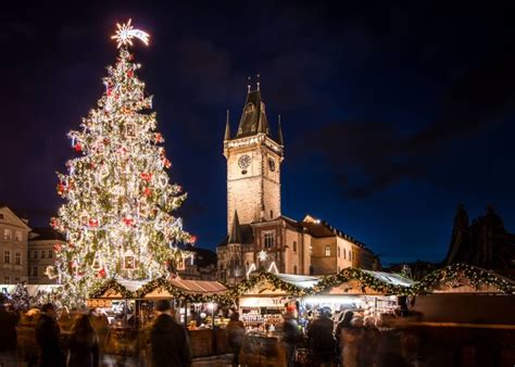 Vianočné trhy na Staromestskom námestí v Prahe s osvetleným stromčekom a Týnskym chrámom