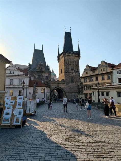 Karlov most a Pražský hrad za súmraku v zasneženej Prahe