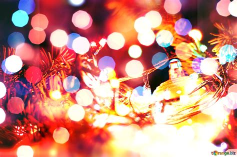 Žena smútiaca pri okne, v pozadí vianočné svetlá