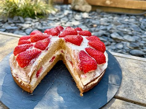Tradičný japonský vianočný koláč Kurisumasu Keeki s jahodami