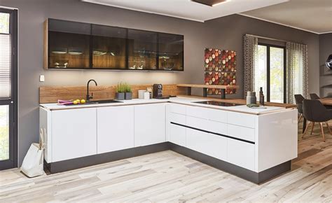 foto: moderná kuchyňa s robotickým mixérom a drevenou mapou na stene