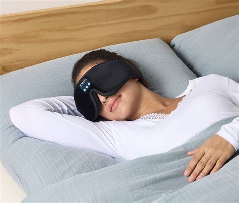 ilustračné foto: žena so slúchadlami na spanie v relaxačnej polohe