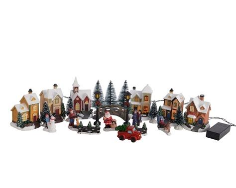 Vianočná dedinka Lemax s rôznymi typmi domčekov a osvetlením